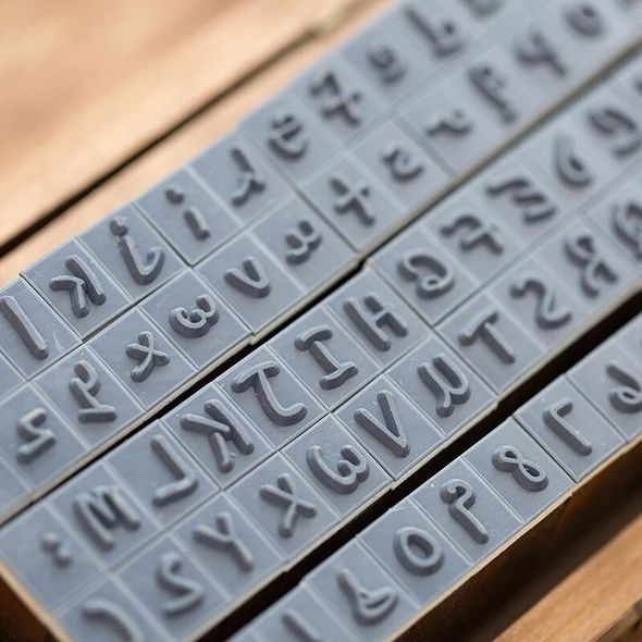 Набор деревянных штампов Рукописные буквы и цифры 70 шт в шкатулке 15X8X5 см